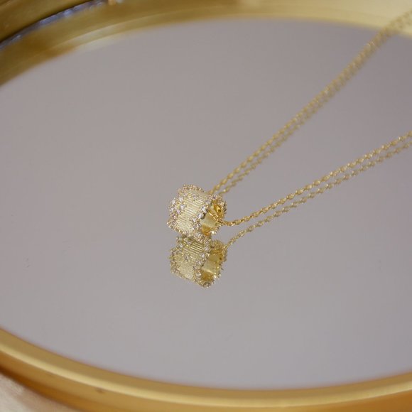 NEW 14k Gold Plated Round Diamond Geometric Textured Pendant Necklace - Picture 6 of 7